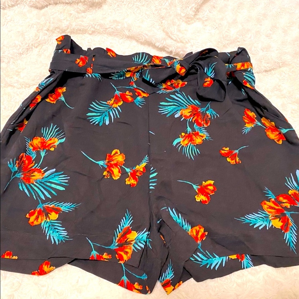 Like new, Floral Bermudian High Waisted Shorts, Sz. XXL